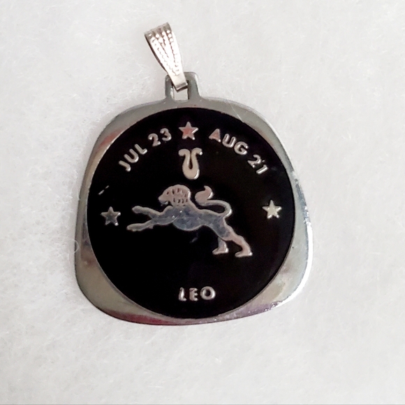 VTG July Leo Pendant Silver Metal Black Enamel Zodiac Sign Astrology Soltice - Picture 4 of 5